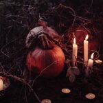 ex-satanista alerta cristãos sobre o Halloween: abóboras e velas acesas em cenário noturno, imagem temática da data de 31 de outubro