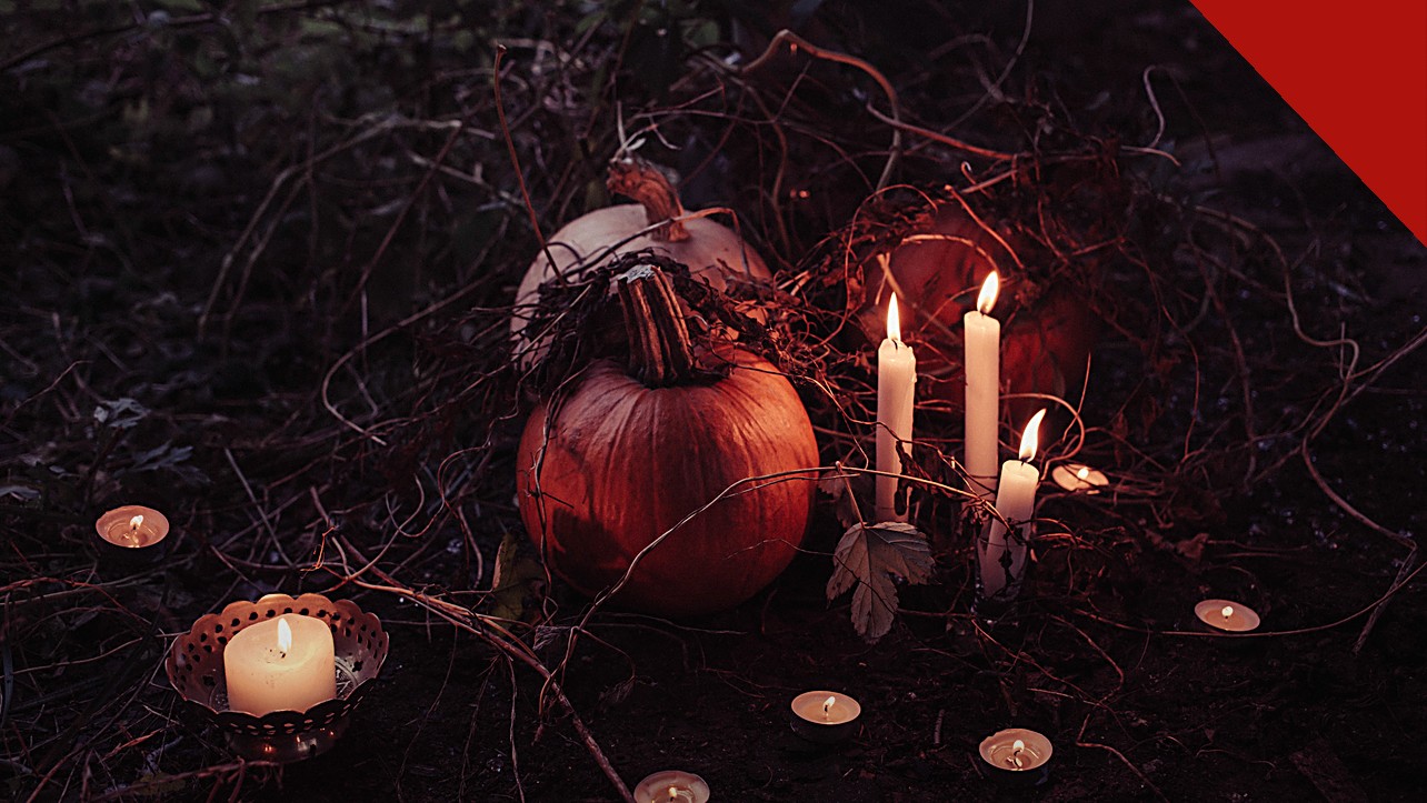 ex-satanista alerta cristãos sobre o Halloween: abóboras e velas acesas em cenário noturno, imagem temática da data de 31 de outubro