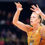 Sophie Cunningham fala de fé a Theo Von: armadora em ação com os braços levantados em partida de basquete da WNBA