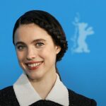 Margaret Qualley pede divórcio de Jack Antonoff: atriz sorrindo em evento do Festival de Berlim, em foto de arquivo