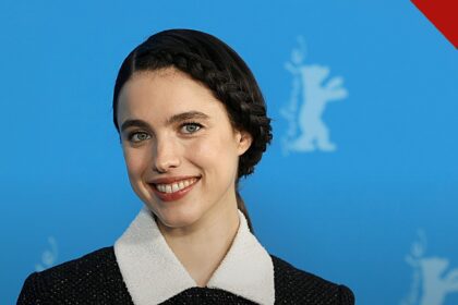Margaret Qualley pede divórcio de Jack Antonoff: atriz sorrindo em evento do Festival de Berlim, em foto de arquivo