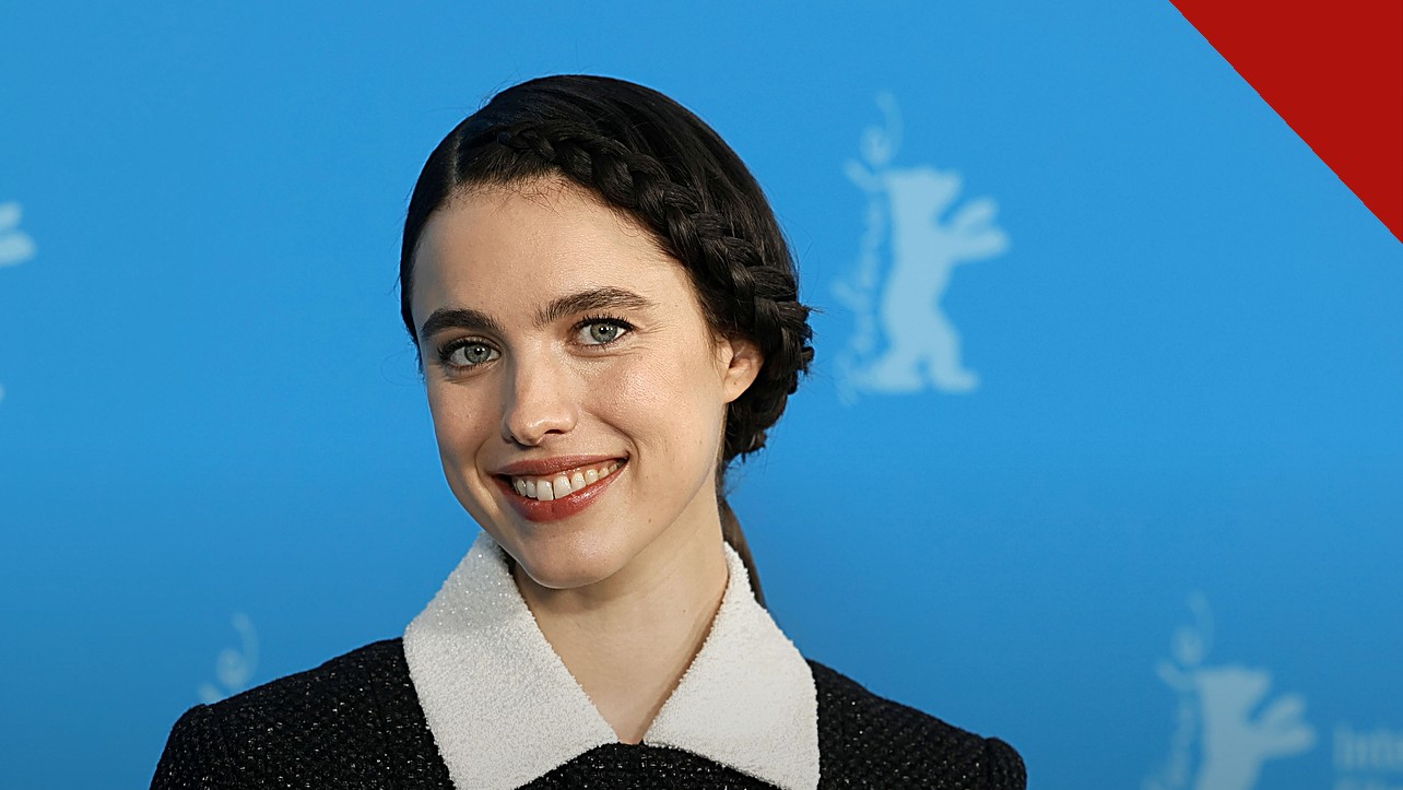 Margaret Qualley pede divórcio de Jack Antonoff: atriz sorrindo em evento do Festival de Berlim, em foto de arquivo
