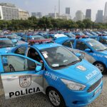 polícia faz operação em Madureira contra o TCP: fileiras de viaturas azuis da Polícia Militar do Rio de Janeiro em pátio da capital fluminense, em foto temática