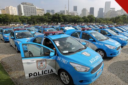 polícia faz operação em Madureira contra o TCP: fileiras de viaturas azuis da Polícia Militar do Rio de Janeiro em pátio da capital fluminense, em foto temática