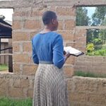 Jovem cristã escapa de casamento forçado: jovem de costas com a Bíblia nas mãos em comunidade da África Oriental, em foto da Portas Abertas