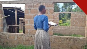Jovem cristã escapa de casamento forçado: jovem de costas com a Bíblia nas mãos em comunidade da África Oriental, em foto da Portas Abertas