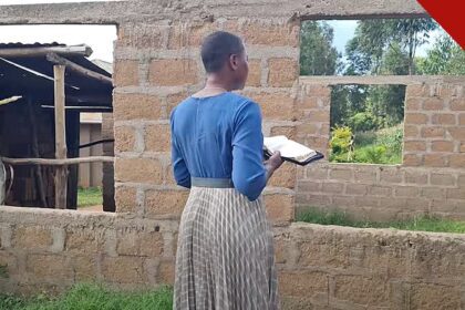 Jovem cristã escapa de casamento forçado: jovem de costas com a Bíblia nas mãos em comunidade da África Oriental, em foto da Portas Abertas