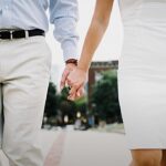 Renata Saldanha anuncia gravidez de Maike: casal de mãos dadas caminhando em rua arborizada, em imagem temática sobre o anúncio do primeiro filho