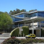 YouTube mantém canal de fake news sobre líderes cristãos, e a imagem mostra a sede do YouTube em San Bruno, na Califórnia, com o logotipo da plataforma no muro coberto de plantas na entrada do prédio