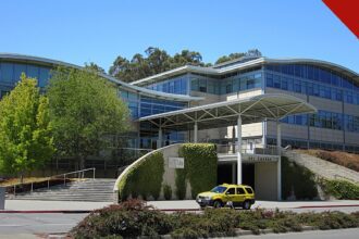 YouTube mantém canal de fake news sobre líderes cristãos, e a imagem mostra a sede do YouTube em San Bruno, na Califórnia, com o logotipo da plataforma no muro coberto de plantas na entrada do prédio