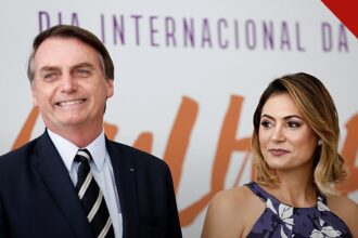 Michelle Bolsonaro pede união entre apoiadores, e a imagem mostra Michelle Bolsonaro ao lado de Jair Bolsonaro, em referência à mensagem em que ela transmitiu a gratidão do ex-presidente aos apoiadores