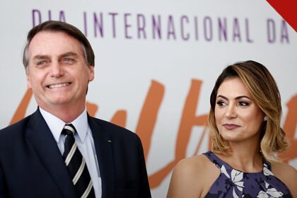 Michelle Bolsonaro pede união entre apoiadores, e a imagem mostra Michelle Bolsonaro ao lado de Jair Bolsonaro, em referência à mensagem em que ela transmitiu a gratidão do ex-presidente aos apoiadores