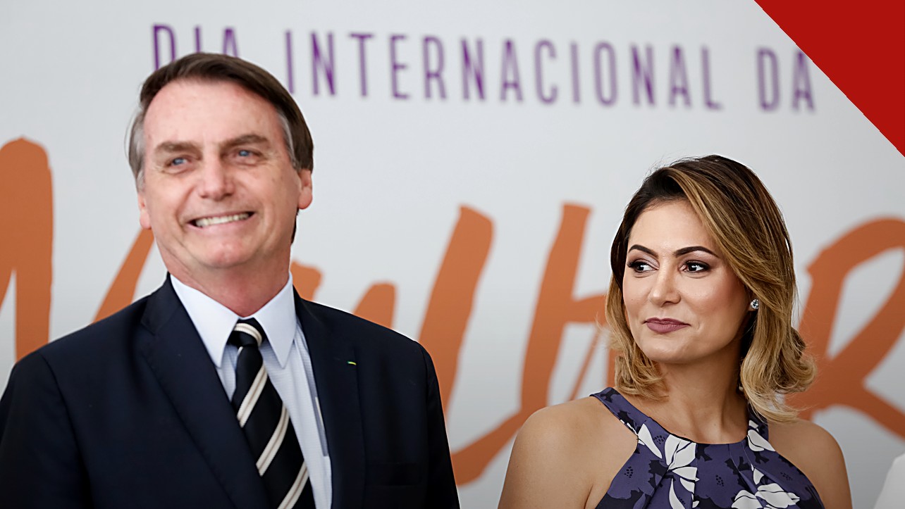 Michelle Bolsonaro pede união entre apoiadores, e a imagem mostra Michelle Bolsonaro ao lado de Jair Bolsonaro, em referência à mensagem em que ela transmitiu a gratidão do ex-presidente aos apoiadores