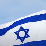 Frente Parlamentar Evangélica defende bandeira de Israel, e a imagem mostra a bandeira de Israel tremulando, o símbolo cuja exibição dentro das igrejas foi defendida pelas frentes parlamentares