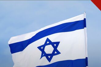 Frente Parlamentar Evangélica defende bandeira de Israel, e a imagem mostra a bandeira de Israel tremulando, o símbolo cuja exibição dentro das igrejas foi defendida pelas frentes parlamentares