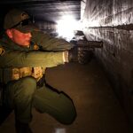 filho de pastor cubano terá nova audiência nos Estados Unidos, e a imagem mostra um agente da Patrulha de Fronteira em operação em Nogales, no Arizona, a cidade por onde a família dele entrou nos Estados Unidos em 2023, segundo os defensores