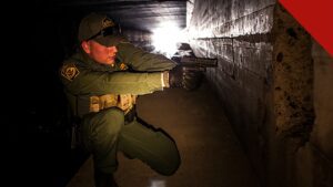 filho de pastor cubano terá nova audiência nos Estados Unidos, e a imagem mostra um agente da Patrulha de Fronteira em operação em Nogales, no Arizona, a cidade por onde a família dele entrou nos Estados Unidos em 2023, segundo os defensores