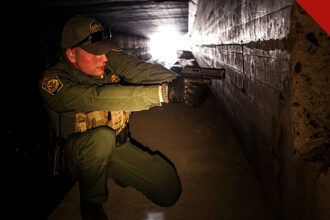 filho de pastor cubano terá nova audiência nos Estados Unidos, e a imagem mostra um agente da Patrulha de Fronteira em operação em Nogales, no Arizona, a cidade por onde a família dele entrou nos Estados Unidos em 2023, segundo os defensores