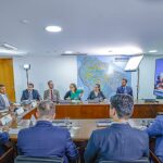 Lula deve indicar Messias ao STF com apoio de Alcolumbre, e a imagem mostra Jorge Messias em reunião de governo, o advogado-geral da União que deve ser indicado à vaga de Barroso no Supremo