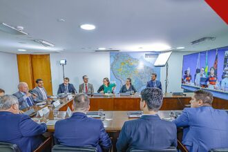 Lula deve indicar Messias ao STF com apoio de Alcolumbre, e a imagem mostra Jorge Messias em reunião de governo, o advogado-geral da União que deve ser indicado à vaga de Barroso no Supremo