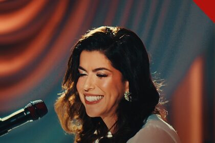 Rachel Novaes reúne Baruk e Júlio Filho: a cantora ao piano na gravação do projeto de 25 anos de ministério, em foto da Musile Records