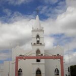 jovem é esfaqueada no pescoço no Rio Grande do Norte, e a imagem mostra a Igreja Matriz do Sagrado Coração de Jesus, em Umarizal, cidade do interior do estado onde a agressão ocorreu, sob um céu de nuvens