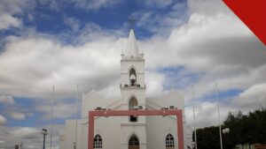 jovem é esfaqueada no pescoço no Rio Grande do Norte, e a imagem mostra a Igreja Matriz do Sagrado Coração de Jesus, em Umarizal, cidade do interior do estado onde a agressão ocorreu, sob um céu de nuvens