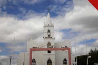 jovem é esfaqueada no pescoço no Rio Grande do Norte, e a imagem mostra a Igreja Matriz do Sagrado Coração de Jesus, em Umarizal, cidade do interior do estado onde a agressão ocorreu, sob um céu de nuvens