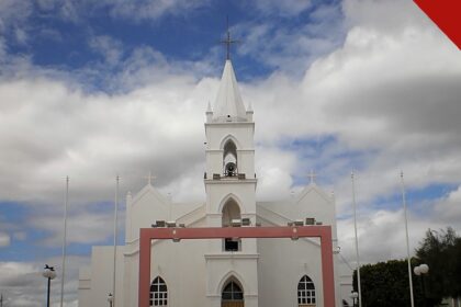 jovem é esfaqueada no pescoço no Rio Grande do Norte, e a imagem mostra a Igreja Matriz do Sagrado Coração de Jesus, em Umarizal, cidade do interior do estado onde a agressão ocorreu, sob um céu de nuvens