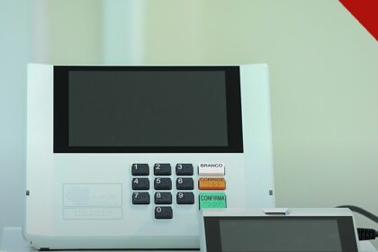 Justiça apura transporte de urnas em caminhonete com adesivo do PT, e a imagem mostra uma urna eletrônica brasileira do modelo UE2020, com tela e teclado de votação, em foto de arquivo da Justiça Eleitoral
