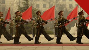 China anuncia nova purga de generais e oficiais por corrupção em comunicado divulgado na quinta-feira, e a imagem mostra soldados da guarda de honra chinesa em formação com bandeiras vermelhas, em foto de arquivo