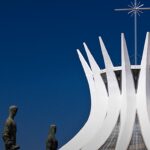 CNBB inicia escuta para o Ano Missionário Nacional e convida dioceses a enviar sugestões até fevereiro de 2027, e a imagem mostra a Catedral de Brasília com suas esculturas, em foto de arquivo