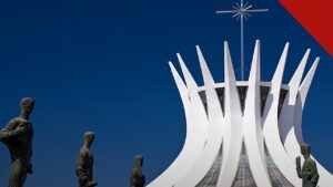 CNBB inicia escuta para o Ano Missionário Nacional e convida dioceses a enviar sugestões até fevereiro de 2027, e a imagem mostra a Catedral de Brasília com suas esculturas, em foto de arquivo