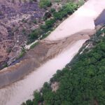 projeto Sertão em Cena transforma comunidades no Nordeste por meio da arte e da sustentabilidade, e a imagem mostra um rio seco em meio à Caatinga, paisagem típica do Sertão, em foto ilustrativa de arquivo