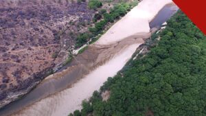 projeto Sertão em Cena transforma comunidades no Nordeste por meio da arte e da sustentabilidade, e a imagem mostra um rio seco em meio à Caatinga, paisagem típica do Sertão, em foto ilustrativa de arquivo