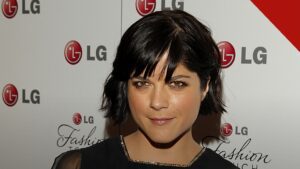 Selma Blair pede desculpas em vídeo após prisão em voo publicado no Instagram nesta sexta-feira, e a imagem mostra a atriz Selma Blair em foto de arquivo