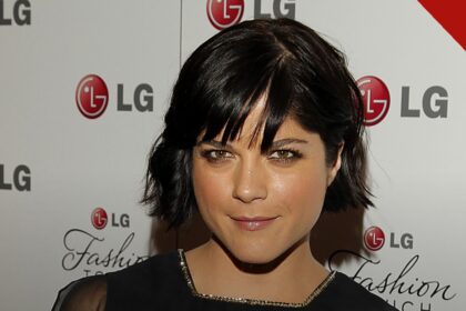 Selma Blair pede desculpas em vídeo após prisão em voo publicado no Instagram nesta sexta-feira, e a imagem mostra a atriz Selma Blair em foto de arquivo