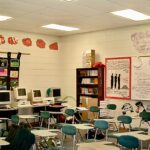 rede de bolsas para escolas cristãs é lançada nos Estados Unidos, e a imagem mostra uma sala de aula americana com carteiras, computadores e quadro branco, em foto de arquivo, em referência aos alunos que poderão estudar em escolas cristãs com as bolsas