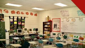 rede de bolsas para escolas cristãs é lançada nos Estados Unidos, e a imagem mostra uma sala de aula americana com carteiras, computadores e quadro branco, em foto de arquivo, em referência aos alunos que poderão estudar em escolas cristãs com as bolsas