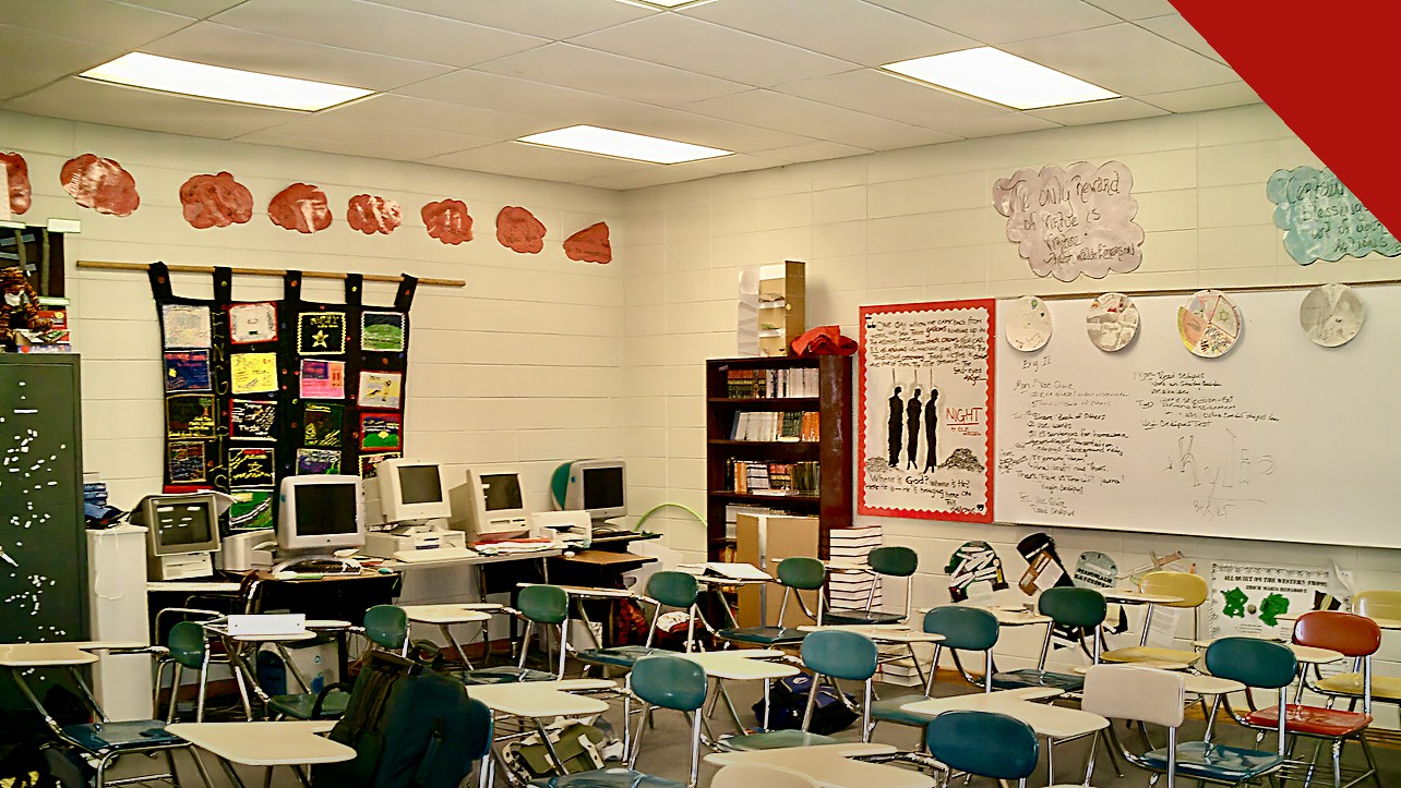 rede de bolsas para escolas cristãs é lançada nos Estados Unidos, e a imagem mostra uma sala de aula americana com carteiras, computadores e quadro branco, em foto de arquivo, em referência aos alunos que poderão estudar em escolas cristãs com as bolsas