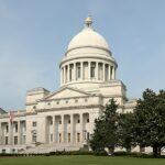 Arkansas é o estado mais pró-vida dos Estados Unidos, e a imagem mostra o Capitólio Estadual do Arkansas, em Little Rock, prédio branco de cúpula dourada cercado por gramado e árvores, sede do governo do estado líder do ranking