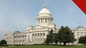 Arkansas é o estado mais pró-vida dos Estados Unidos, e a imagem mostra o Capitólio Estadual do Arkansas, em Little Rock, prédio branco de cúpula dourada cercado por gramado e árvores, sede do governo do estado líder do ranking