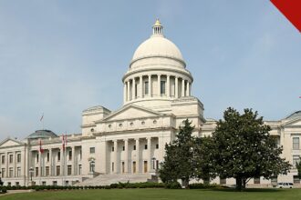 Arkansas é o estado mais pró-vida dos Estados Unidos, e a imagem mostra o Capitólio Estadual do Arkansas, em Little Rock, prédio branco de cúpula dourada cercado por gramado e árvores, sede do governo do estado líder do ranking
