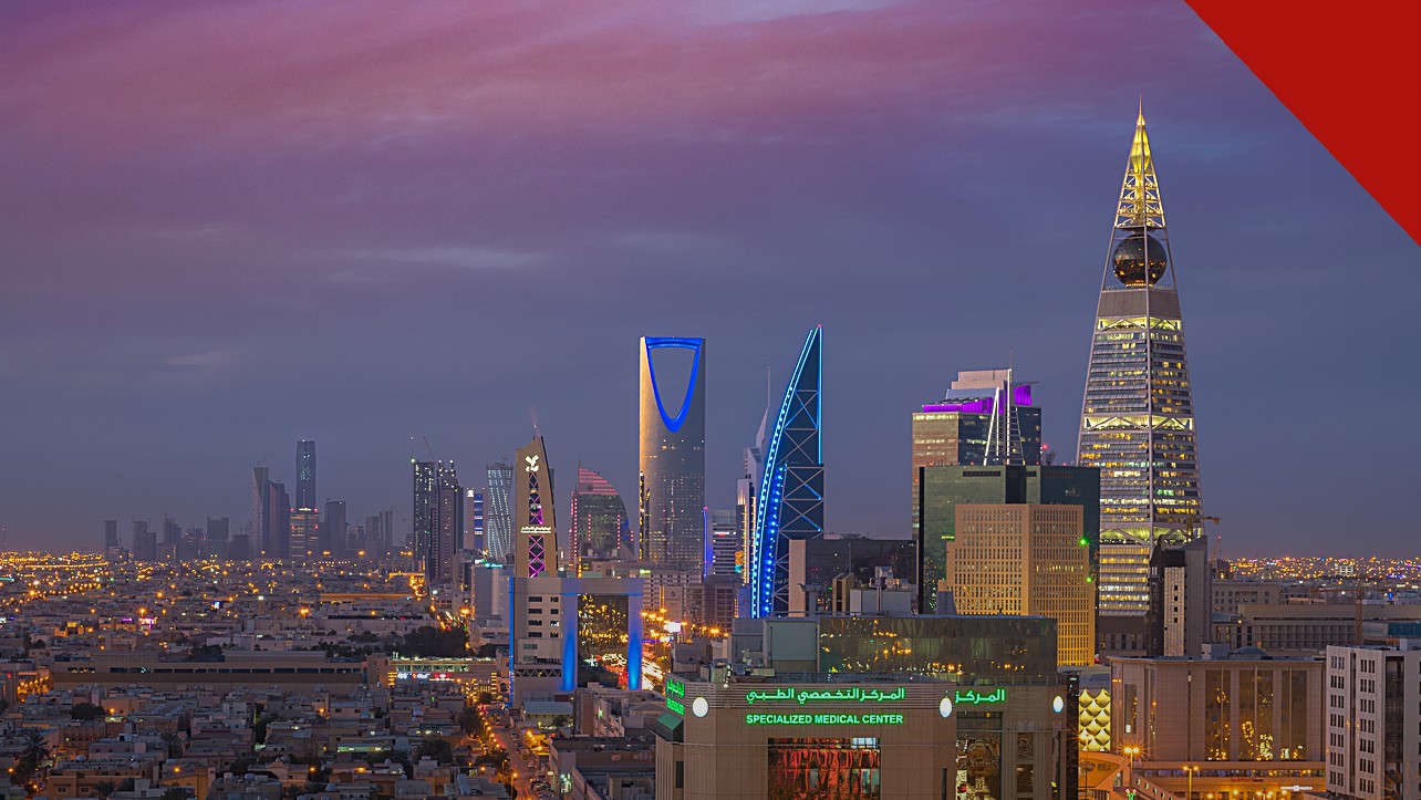 Estados Unidos retiram funcionários da Arábia Saudita, e a imagem mostra o horizonte de Riade, capital da Arábia Saudita, ao entardecer, com torres iluminadas como a Kingdom Tower e a Al Faisaliah, cidade onde fica a embaixada americana