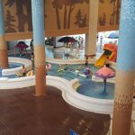 festa infantil da PIBJC reúne 1.000 crianças em Vitória, e a imagem mostra uma piscina infantil de parque aquático com escorregadores e brinquedos de água, em referência ao tema Splash escolhido para a edição deste ano