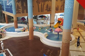 festa infantil da PIBJC reúne 1.000 crianças em Vitória, e a imagem mostra uma piscina infantil de parque aquático com escorregadores e brinquedos de água, em referência ao tema Splash escolhido para a edição deste ano