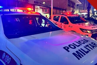 Mulher simula pedido de pizza: viaturas da Polícia Militar de São Paulo em atendimento noturno, em foto de divulgação da PMESP