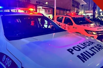 Mulher simula pedido de pizza: viaturas da Polícia Militar de São Paulo em atendimento noturno, em foto de divulgação da PMESP
