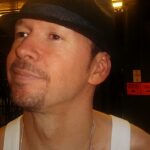 Donnie Wahlberg agradece a Deus: o ator e cantor em foto de arquivo de Helen Krüger, licença CC BY 3.0, via Wikimedia Commons