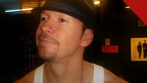 Donnie Wahlberg agradece a Deus: o ator e cantor em foto de arquivo de Helen Krüger, licença CC BY 3.0, via Wikimedia Commons